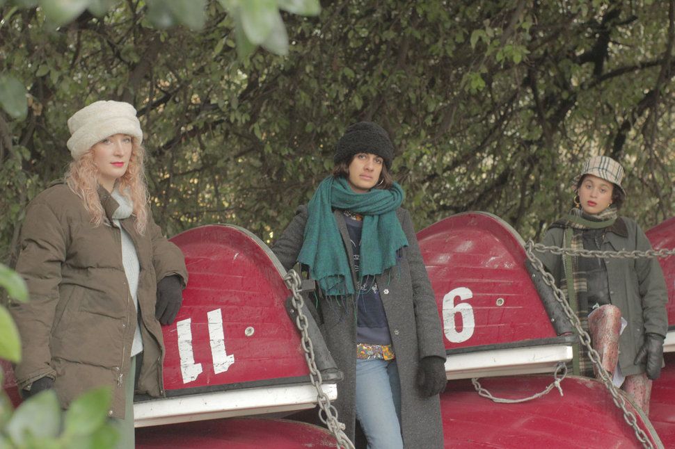 Take a stroll around London with Peluché in the video for 'Keep Making Me Happy' [405 Premiere] buff.ly/2vaJJRI