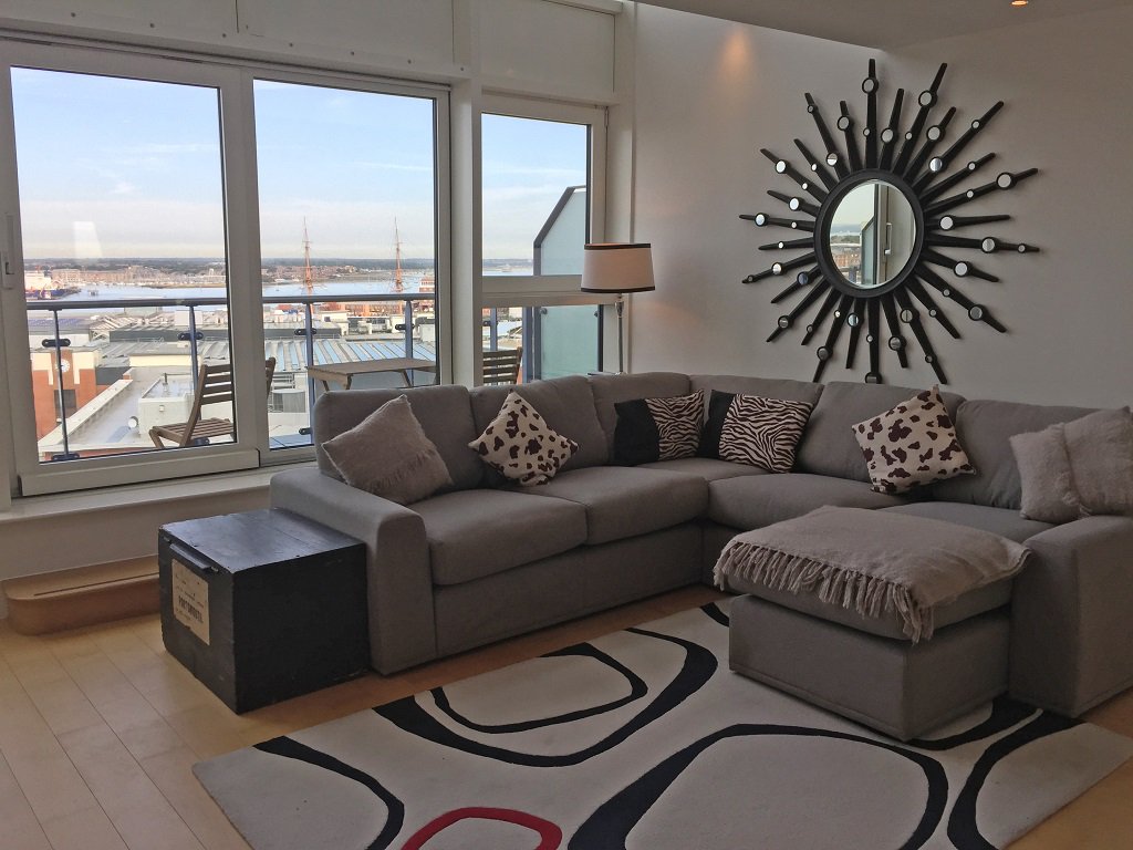 *** STUDENT FRIENDLY ***
Luxurious 2/3 bedroom penthouse apartment in #Gunwharf 
Pop into branch or give us a call on 02392 777077 and speak to the lettings team today!

#property #lettings #rent #tenant #landlord #luxury #living #penthouse #Leaders #portsmouth

@PropertyHants