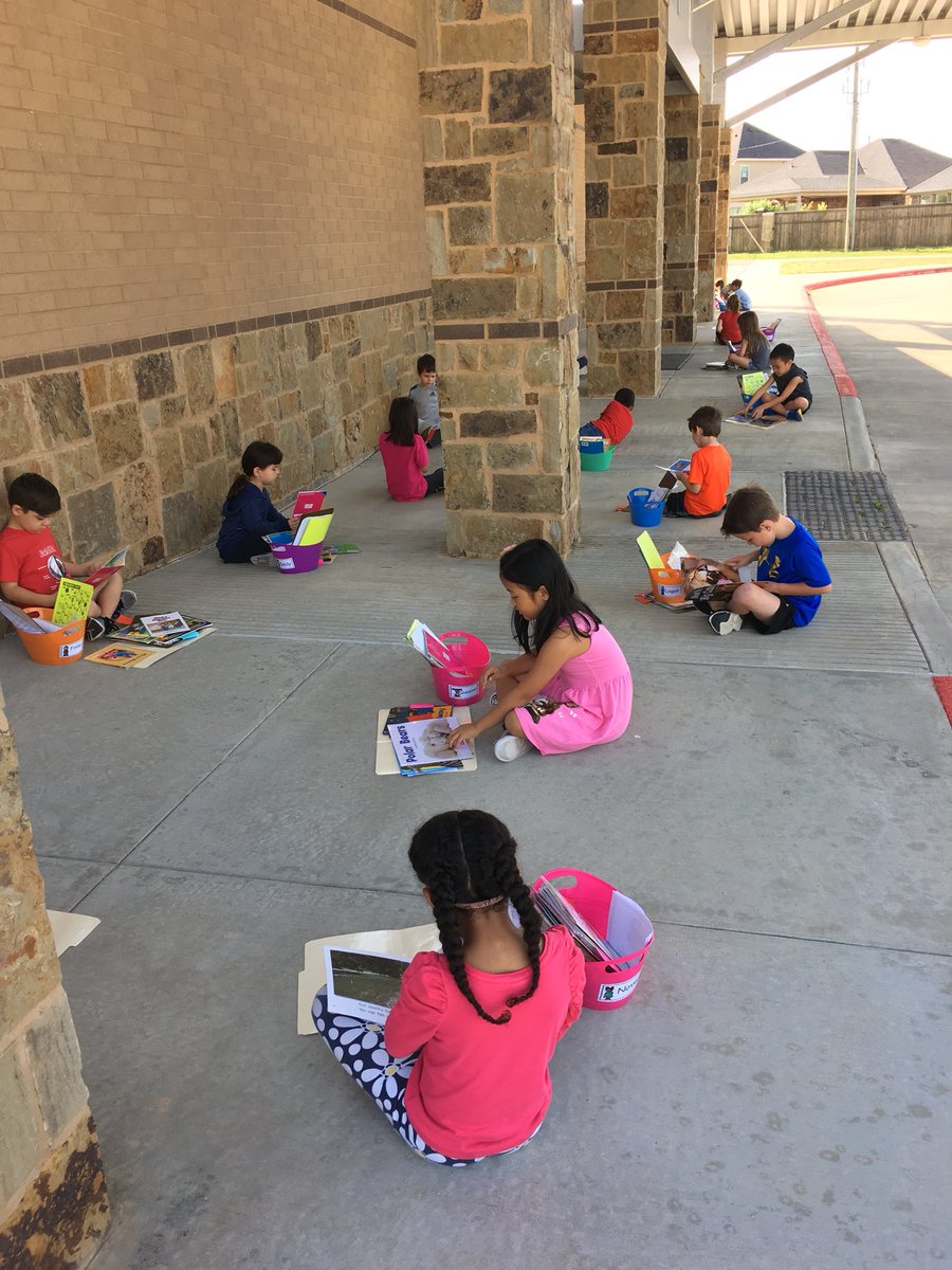 When Texas actually has a nice weather day, you take your book box and read outside!!
#Jrerocks #ILoveMySchool