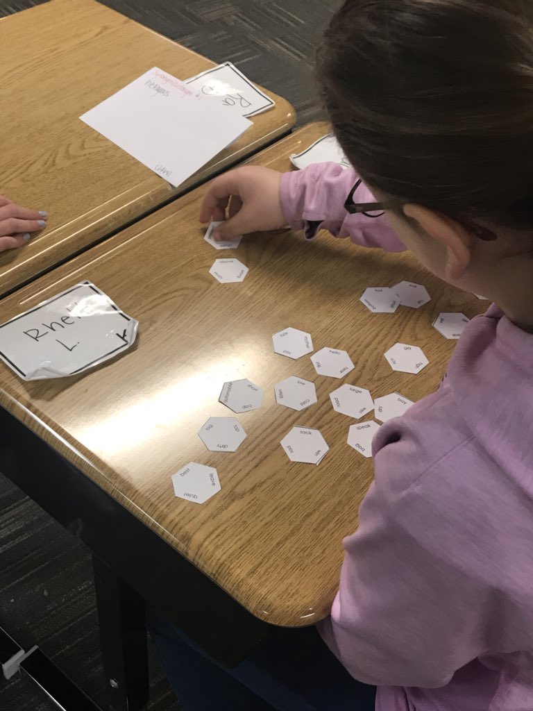 MrsKrilesclass's tweet photo. Working on synonyms and antonyms with honeycombs! #PRASlearns #happyclassrooms @mrsmartinpras5 https://t.co/oL7ETmKPgV