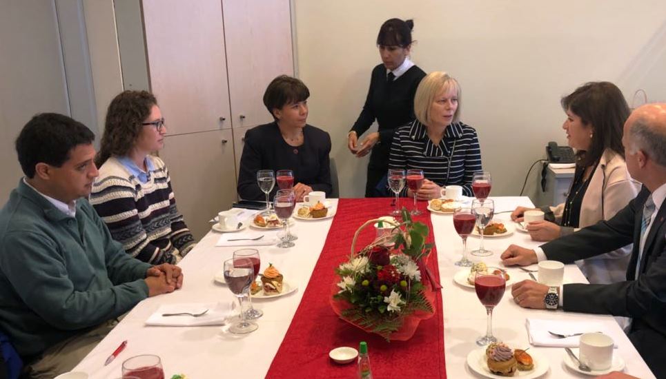 Sct_Los_Lagos's tweet photo. A esta hora, embajadora de Estados Unidos en Chile,  Carol Pérez, participa en jornada de Intercambio Comercial Chileno/Norteamericano organizado por Inacap y el Centro de Negocios de Osorno #CentrosChile @Sercotec_Chile @OsornoMuevete @EmbajadaEEUUcl https://t.co/rCvd1wPBEn