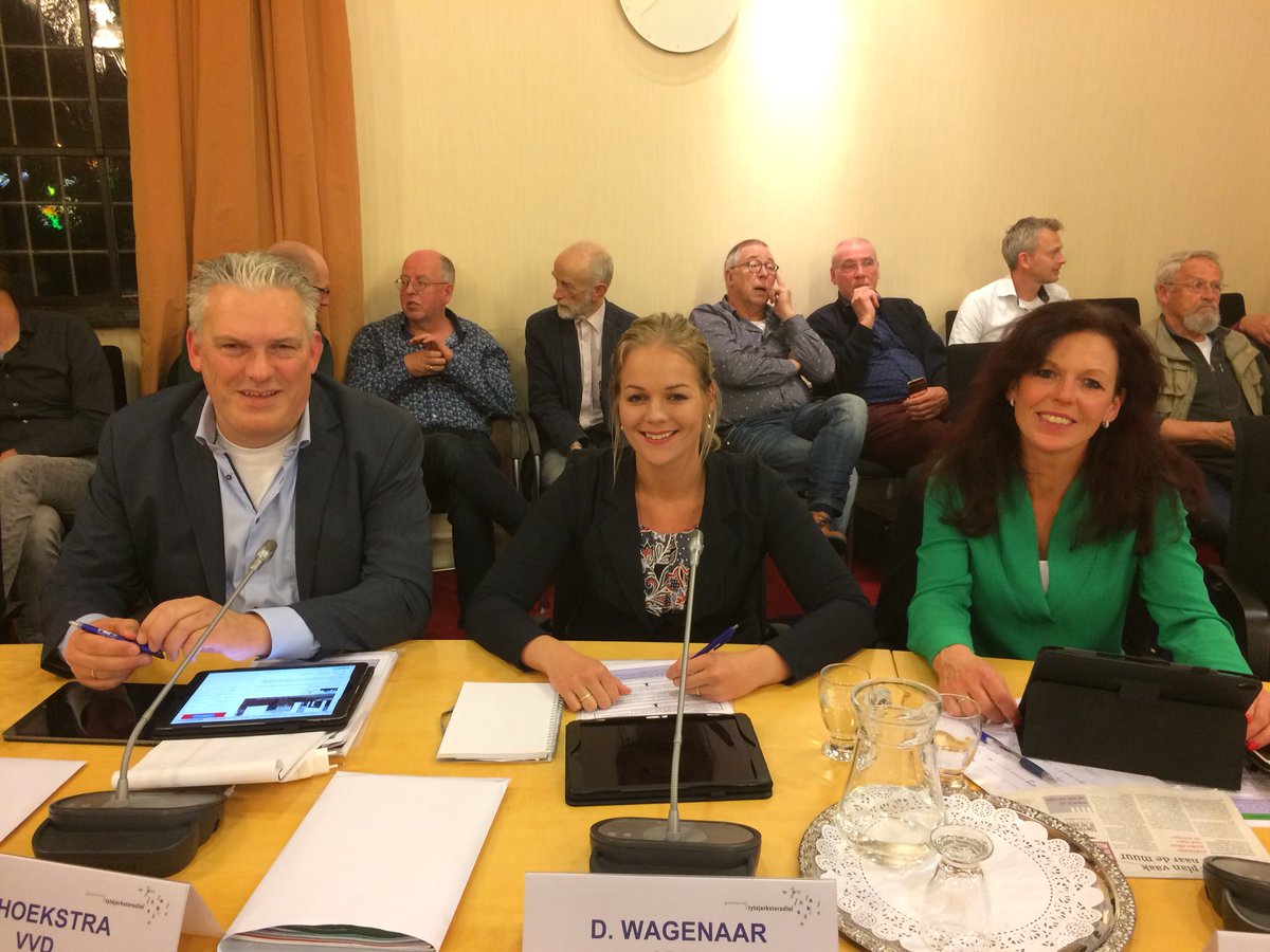 🖇 Eerste raadsvergadering met onze nieuwe fractie: Sjaak, Dineke &amp; Nynke! 🖇

Vanavond:

📍 Kritische vragen over “gouden handdruk” oud-directieleden Caparis 👎🏻👎🏻 

📍 Kritische vragen over traagheid gemeente bij project Âldtsjerk foarút