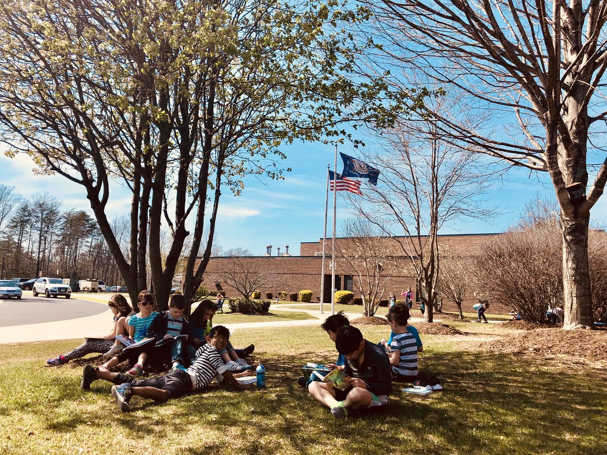 DiDurosClass's tweet photo. This beautiful day calls for some DEAR (Drop Everything And Read) time outside! 📚☀️ https://t.co/w0vvqa1VnB