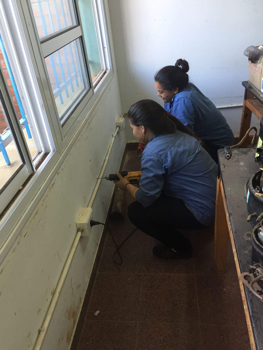 AngieBarrios578's tweet photo. Alumnos de la #EPET30 realizando reparaciones e instalaciones en diferentes sectores de su institución como #PracticasProfesionalizantes. #TrabajoColaborativo @misioneseduca @INETetp @CGEMisiones https://t.co/tPtHCws7Ei
