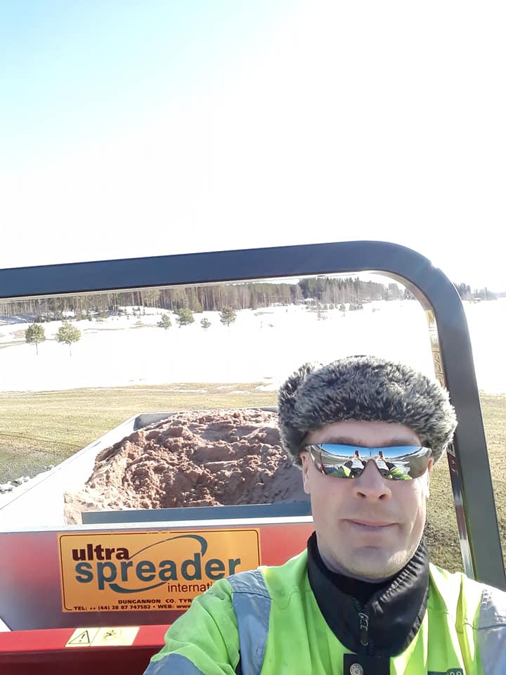 KuortaneG's tweet photo. Kenttämestari Jaakko Suominen vauhdissa, kenttä on pian #pelikunnossa. #suomenhyväntuulisin #golfkenttä #Kuortane #pianpelataan https://t.co/yGRpzSo913