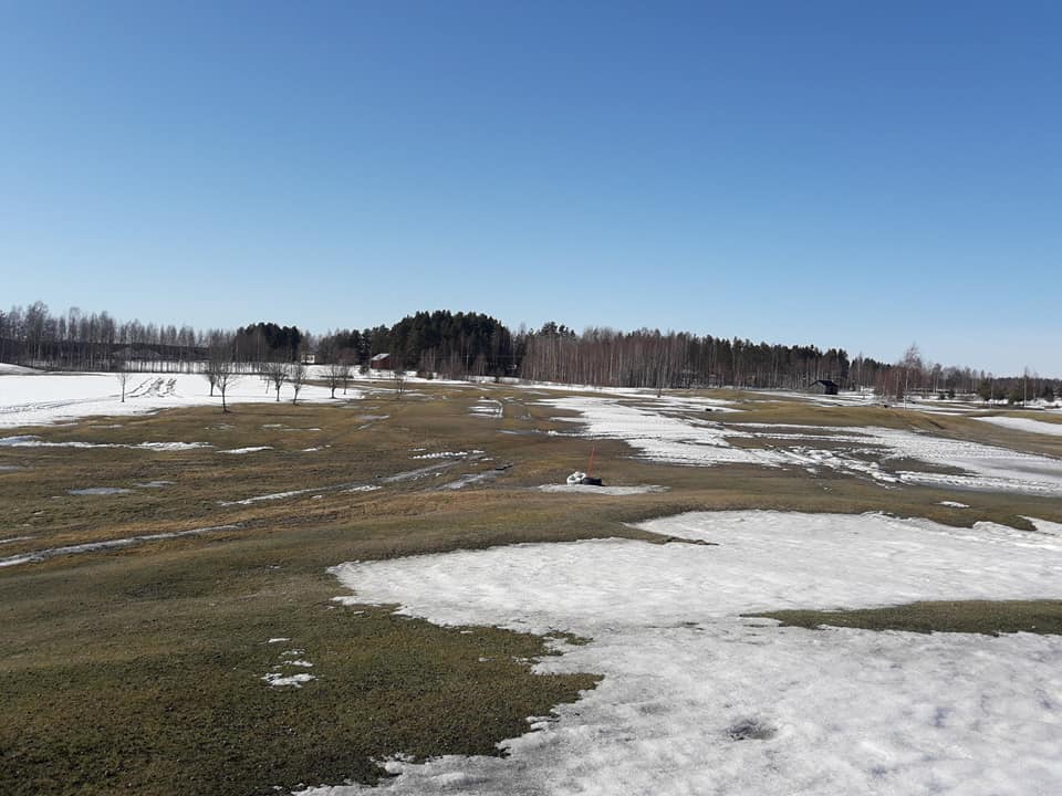 KuortaneG's tweet photo. Kenttämestari Jaakko Suominen vauhdissa, kenttä on pian #pelikunnossa. #suomenhyväntuulisin #golfkenttä #Kuortane #pianpelataan https://t.co/yGRpzSo913