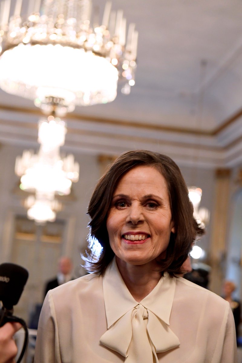 "I morgon klär jag mig i #knytblus" – kvinnor mobiliserar för att visa sitt stöd för Sara Danius genom att klä sig i hennes signaturplagg knytblusen. 
svd.se/knytblus-uppro…