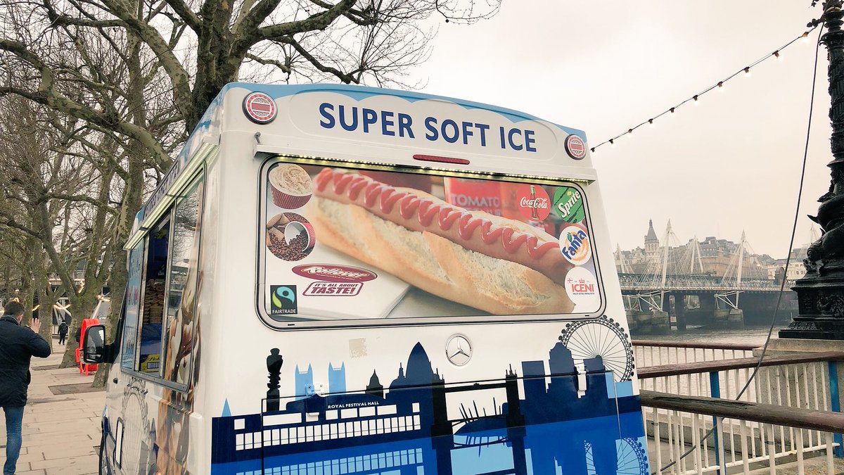 GastroFails's tweet photo. Das Aussehen ist uns Wurst. Hauptsache es schmeckt nach Vanille. #GastroFails #Eis #Wurst #Hotdog #Coolcat  (Danke @vondrueben_ ) https://t.co/jyVV1vjSTN