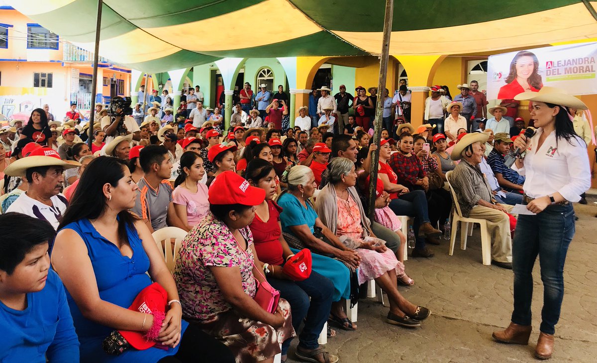 cruz_roa's tweet photo. Te tomamos la palabra amiga @AlejandraDMV, desde hoy eres una sureña más! Estamos seguros que en el Senado tendremos una aliada que nos representará con talento y valor. #SantaAnaZicatecoyan #Tlatlaya #PorAmorAlSur https://t.co/EyCfZ1Jjgg