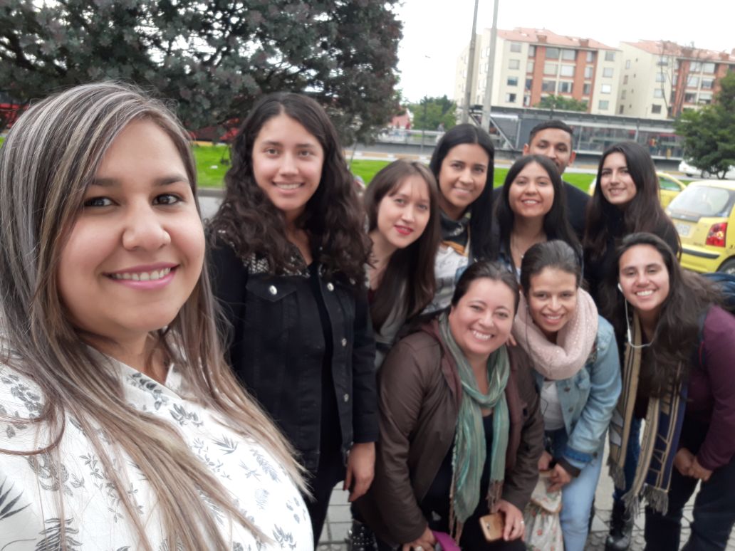 YanniTiradoP's tweet photo. Aquí parte del team #MPWCol acompañando a @MaiteOficial en su promoción por emisoras... Acompañando no persiguiendo!!! 😁 #ColombiaRecibeAMaite https://t.co/KScAxSqeRB