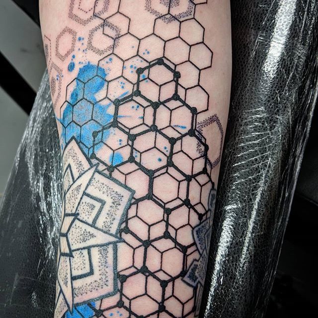 Tattoos and artwork by Terrah Wilmot - A lil queen 🐝 action. • • • • • •  #queenbee #bee #beetattoo #tattoo #tatoo #tattoos #girlswithtattoos  #blackandgrey #geometric #honeycomb #lines #black #floral #flowers #