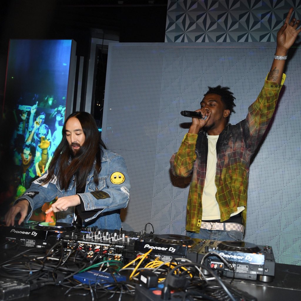 MadameTussauds's tweet photo. NO ONE parties harder than our friends in @TussaudsVegas! π₯ @steveaoki and @LifeOfDesiigner killed it! #Throwback #TakeMeToAoki https://t.co/nu3wqHQcAv
