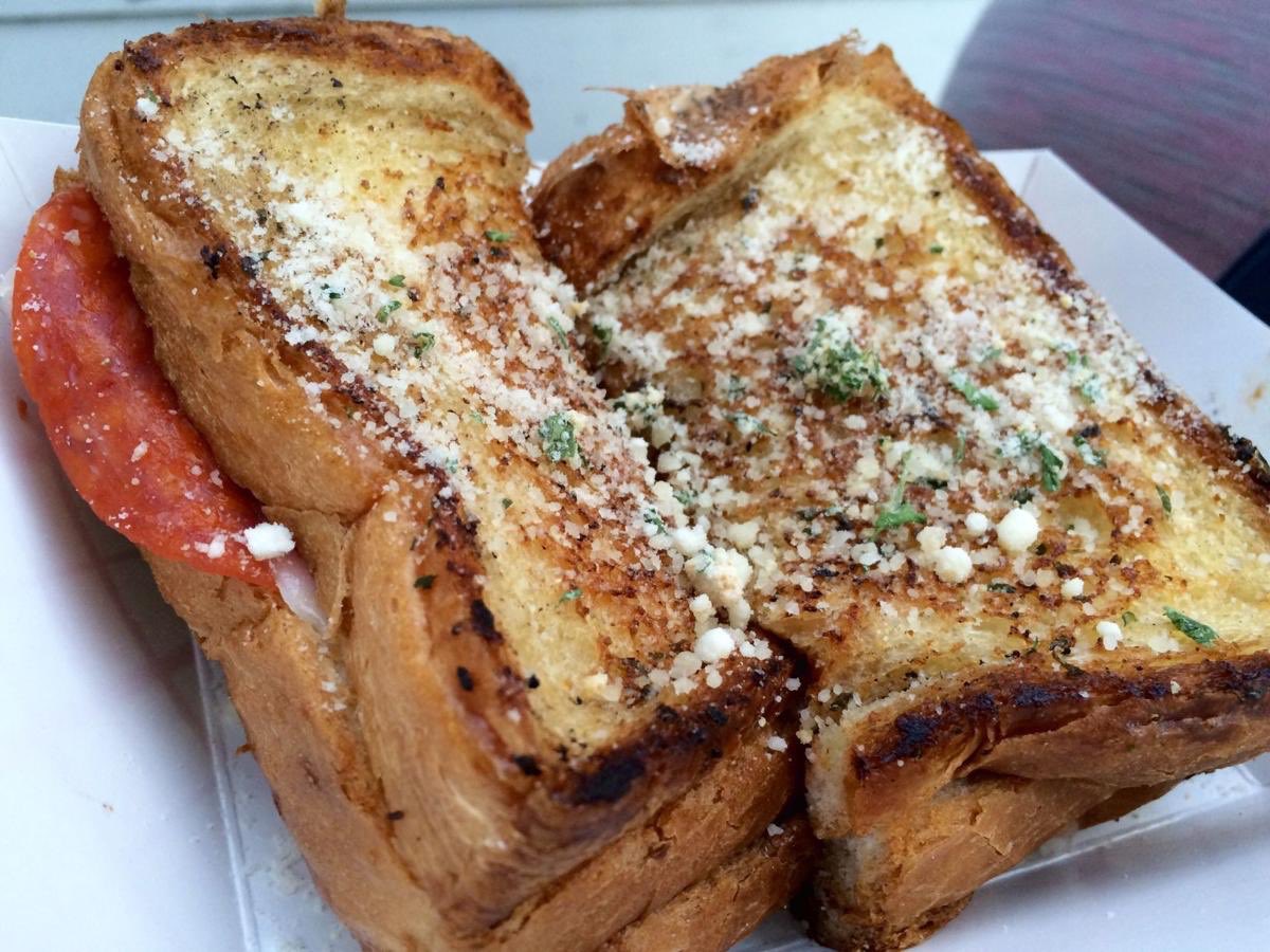 charnageddon's tweet image. 🧀 Today is #NationalGrilledCheeseDay &amp;amp; of course my personal fave is the #Chicago deep dish grilled cheese from @EatSizzlebox! Chicago makes the best EVERYTHING, especially #improv &amp;amp; #comedy - that's why I'm the greatest in the world! #Deepdish 🍕#LOL 😂eatsizzlebox.com