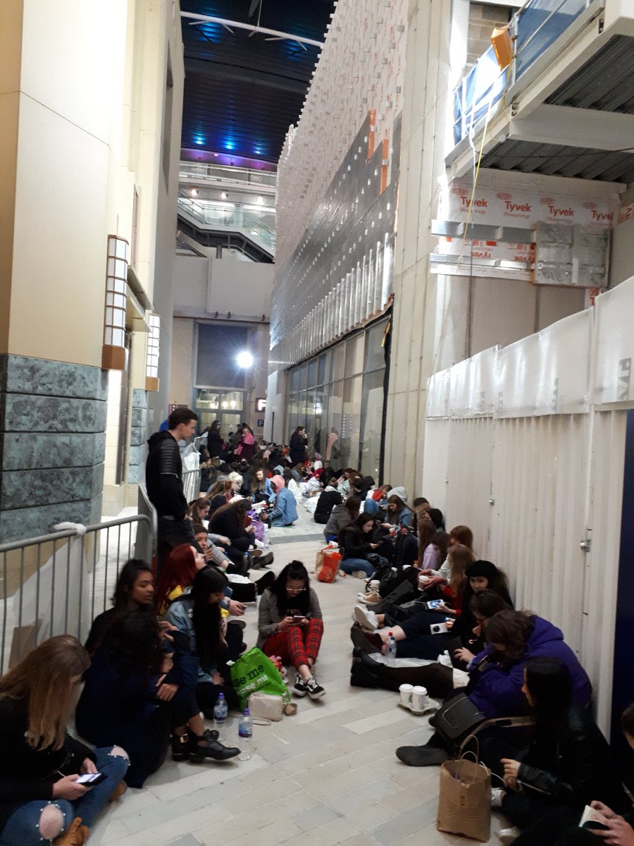 Adina_Popescu's tweet photo. Freezing, but been waiting for this for so long. At least somebody shared pizza with all in line, thanks. #HarryStylesLiveOnTourLondon #theo2 https://t.co/0NqYDc5rur