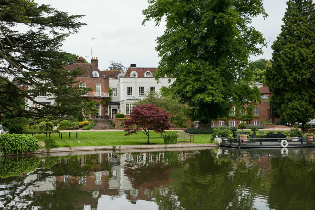 WedExUK's tweet image. Relax next Tuesday evening on the sunny veranda of @StMichaelsManor , enjoy a cool drink, take in the beautiful grounds and listen to great entertainment. 
#weddingfair #bridetobe @whatsonstalbans #tuesday #love