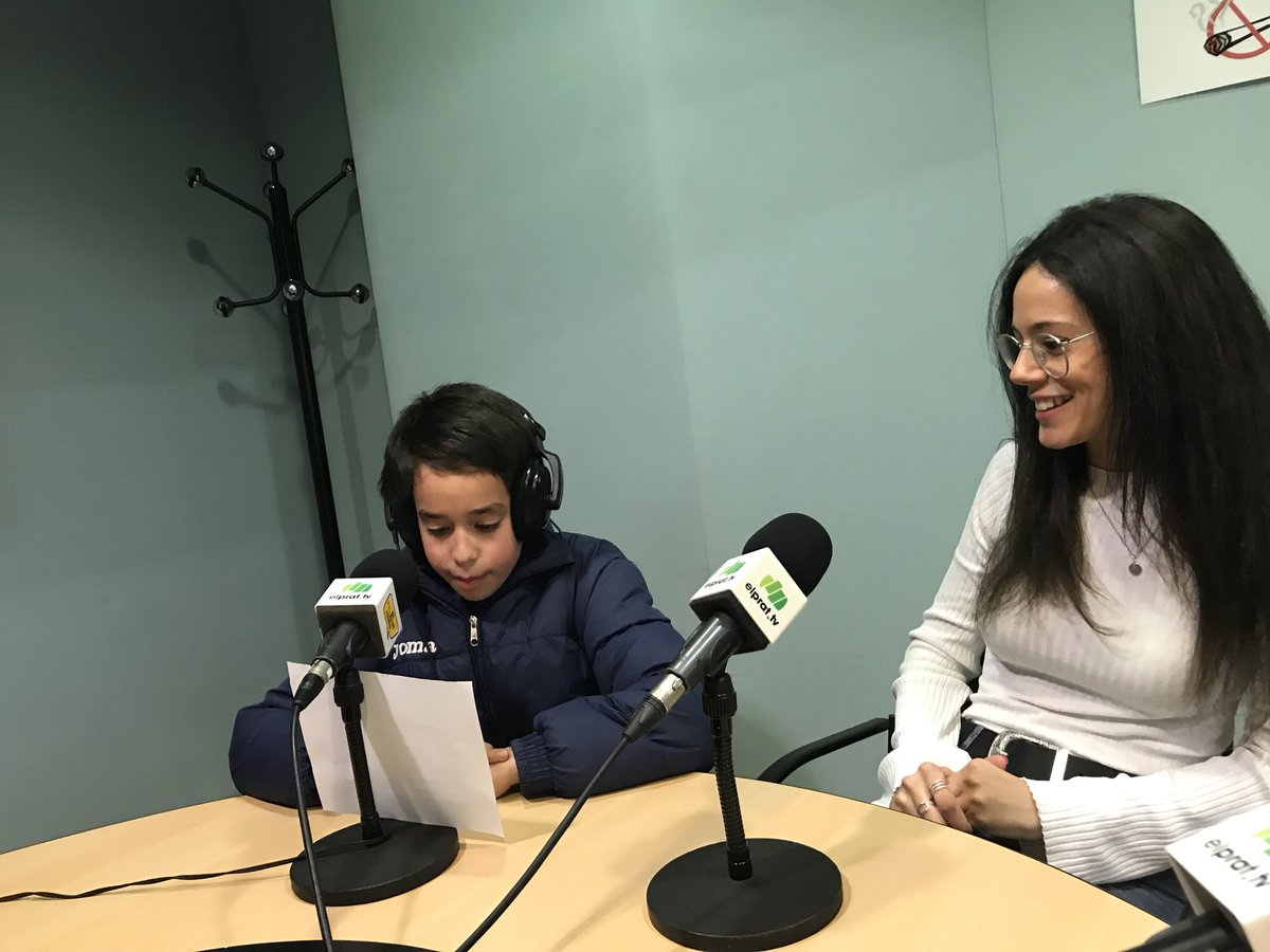 lecxit's tweet photo. Aquesta tarda ens hem convetit en autèntics reporters i reporteres! 🎙Infants i voluntariat del #LECXIT de @EscolaJMaragall hem llegit històries i endevinalles inventades per nosaltres a @RadioElPrat 📻

#EducacióCulturaiComunitat #ElPratEduca https://t.co/kGgIJKsULZ