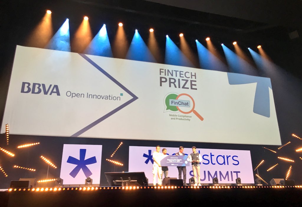 TereMartinH's tweet image. Alfonso Gomez, CEO @bbva Suiza entrega el premio a la startup #Finchat #Singapore #SeedstarsSummit @Seedstars @BBVAInnovation