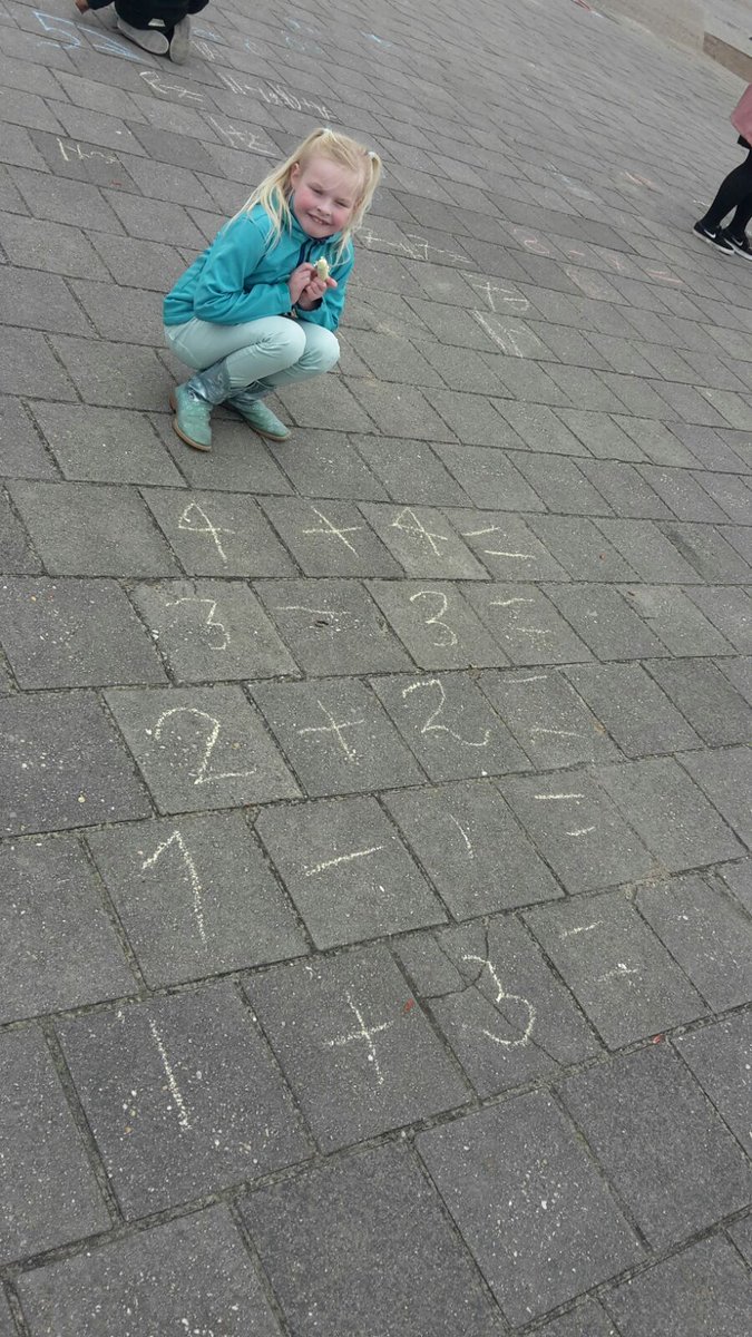 Groep 3a rekent op het plein! + en - sommen uitrekenen en bij het juiste antwoord leggen. Daarna met stoepkrijt voor elkaar sommen maken! 😃