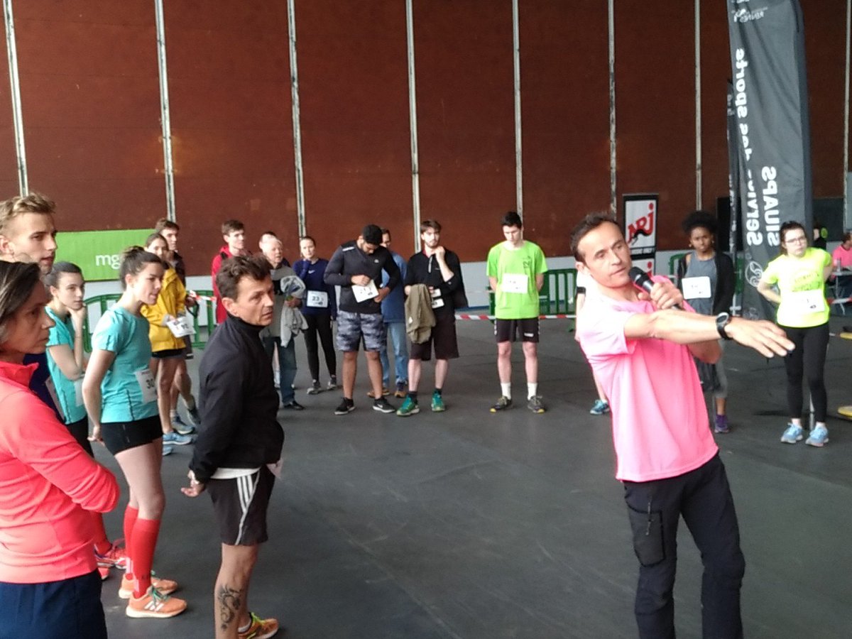 RennesUniv's tweet photo. Village partenaires OK, podium OK Dernières consignes aux relayeurs sur le #campusBeaulieu...OK Arrivée prévue de l' #UniverCityTrail vers 18h30 #Unir #Siuaps https://t.co/a20MPCH10H