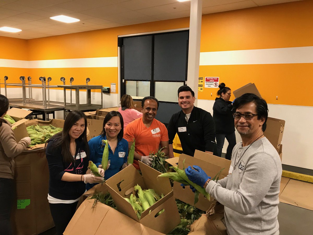 Meriwest's tweet photo. Our employees stopped by @2ndharvest last night to lend a hand! Thank you to the Meriwest team for your tireless commitment to making a difference.
#PeopleHelpingPeople #SHFB #CUInTheCommunity https://t.co/fFYkKdLzis