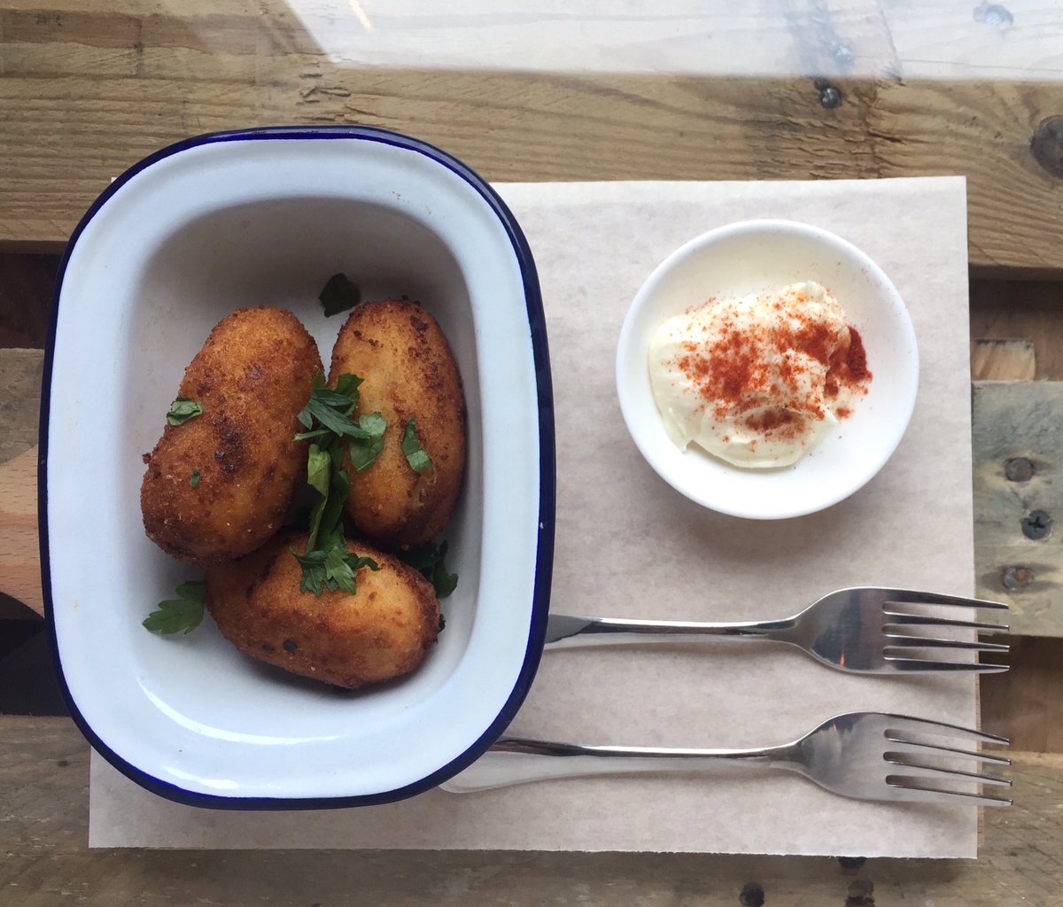 🍾🧀🍾🧀🍾🧀🍾🧀🍾
Fancy chowing down on these gooey savoury morsels? For the #aintreeraces #weekend , order a portion of our house made #croquetas and receive a complimentary glass of #fizz! 

•Croquetas - jamón y queso, piquillo pepper and spicy queso &amp; Philly cheesesteak•