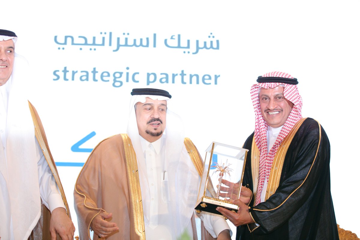 Dates_int's tweet photo. الاستاذ عبدالناصر البابطين يتسلم تكريم شركة سابك الشريك الاستراتيجي لـ #المؤتمر_العالمي_للتمور من صاحب السمو الملكي الامير فيصل بن بندر أمير منطقة الرياض . https://t.co/BSW3PASVYL