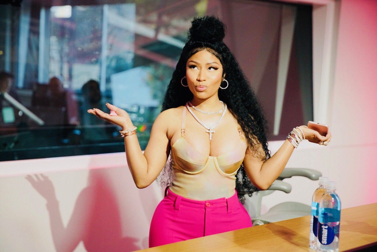 NickiReigns's tweet photo. .@NICKIMINAJ looks amazing! #Beats1 #NickiDay https://t.co/ttvLNoGrrT