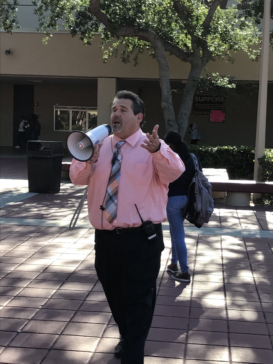 pjdaoust's tweet image. Hear Ye, Hear Ye, the SIS Gateway for Parents and Students is Live at Palm Beach Lakes! @PBSCD @Area4SuptPBCSD @SuptFennoy @MikeBurke_SDPBC #sisforall #makeitcountpbc