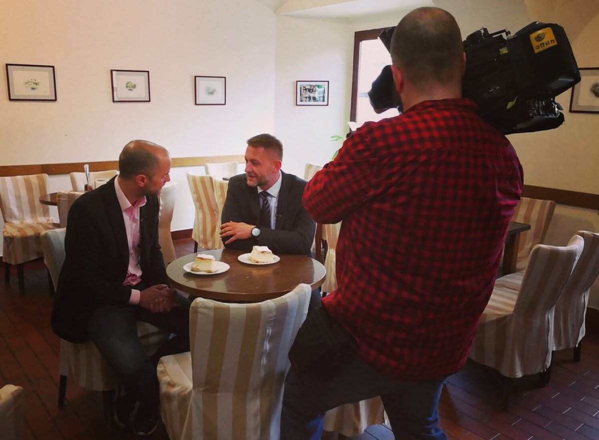 prvo na kremšnite, potom na hakl. @KBeljak u Političkom ormaru RTL Direkta, večeras u 22:15. <a href="/zsprajc/">Zoran Šprajc</a> @vijestihr