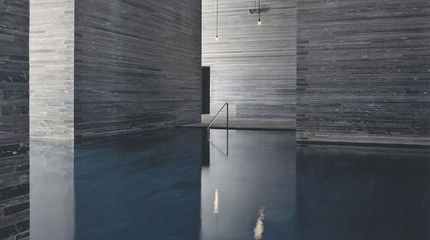 AllAboutFacades's tweet photo. Las Termas de Vals (1996) es la obra maestra de Peter Zumthor. Bajo la cubierta verde del valle, Zumthor construye un mundo de piedra donde la atmósfera de sombras, reflejos, vapor y acústica burbujeante hace del baño una experiencia mística. #JuevesDeArquitectura https://t.co/puDZnFfuRK
