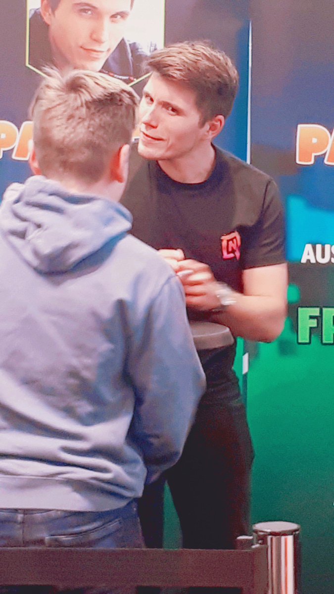vanessarapp13's tweet photo. boa sorry palle ich weiß du magst das nicht so wenn man dich einfach so fotografiert aber das bild ist einfach so geil :3
@Paluten https://t.co/NN4SdYwkLl