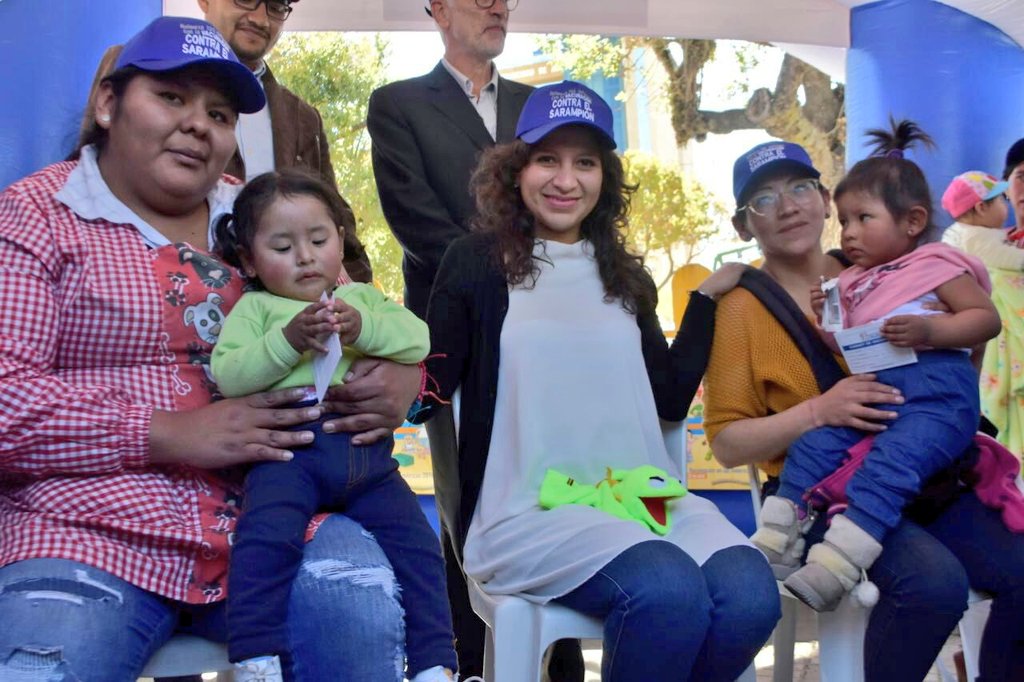 SaludDeportesBo's tweet photo. #DíaDelNiño | Ministra @ArianaCamperoNa: En una semana se estima inmunizar a 4 mil niñas y niños de 2 a 4 años que no recibieron la vacuna #SRP2 para prevenir el #sarampión.
#LuchemosContraElSarampión https://t.co/KzCiufyUJX