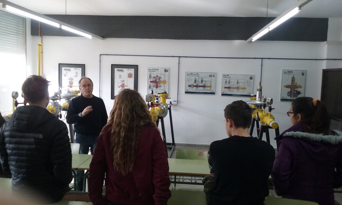 ElPratEducacio's tweet photo. Avui Tastet d'orientació acadèmica i professional amb les 10es Jornades de CFGM amb alumnat de 4rt d'ESO fent visita a l'@insillabanyols i confirmant que "no hi ha feines per homes ni per dones" #fprat @elprateduca https://t.co/DiA8Havfqg