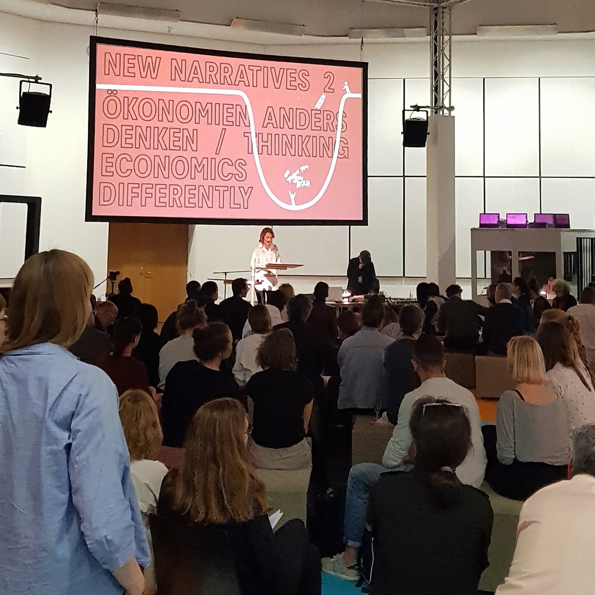 #Eröffnung mit #Staatssekretärin #PetraOlschowski: Es sei wichtig, "die Welt offen und nicht ideologisch wahrzunehmen", um neue Erzählungen zu finden.
#NewNarratives2 #badenwürttemberg #stuttgart #Kunstgebäude