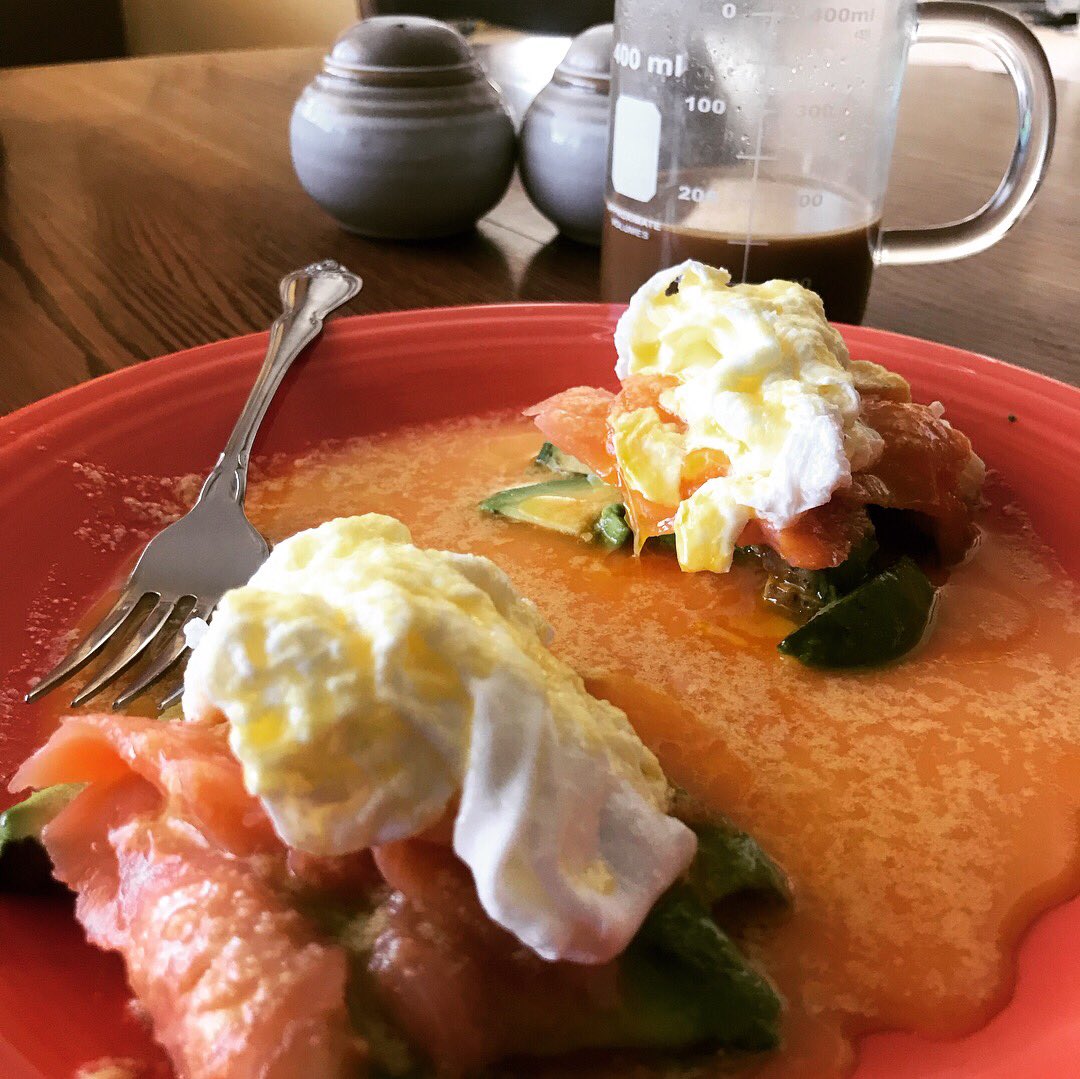 cmcches's tweet image. Since it’s my day off and I had time I managed to use my Brain Octane Oil to make myself a bulletproof eggs benny brekky with upgraded hollandaise (recipe in thread) in addition to my normal bulletproof coffee! I feel aliiiiiiive @bpnutrition #fatforfuel