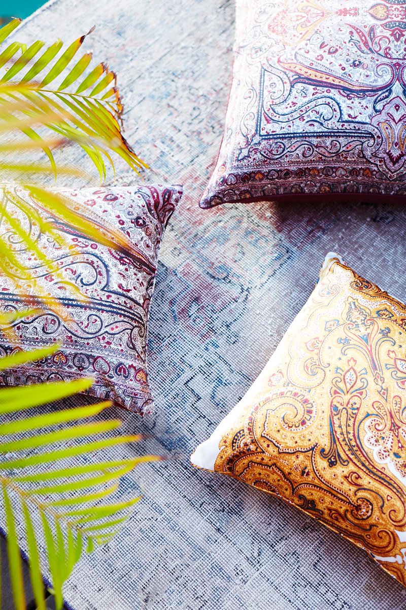 ¿Sabías que...?
La asimétrica forma del Paisley proviene de un arbusto llamado Boteh, un pequeño ciprés típico de la zona de Persia.
lodemanuela.com