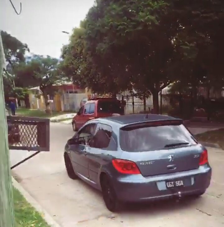 eckojeme's tweet photo. EL AUTO SE COMIÓ A ECKO ALO POLISIA ah re viejo https://t.co/u50BwSV9Va