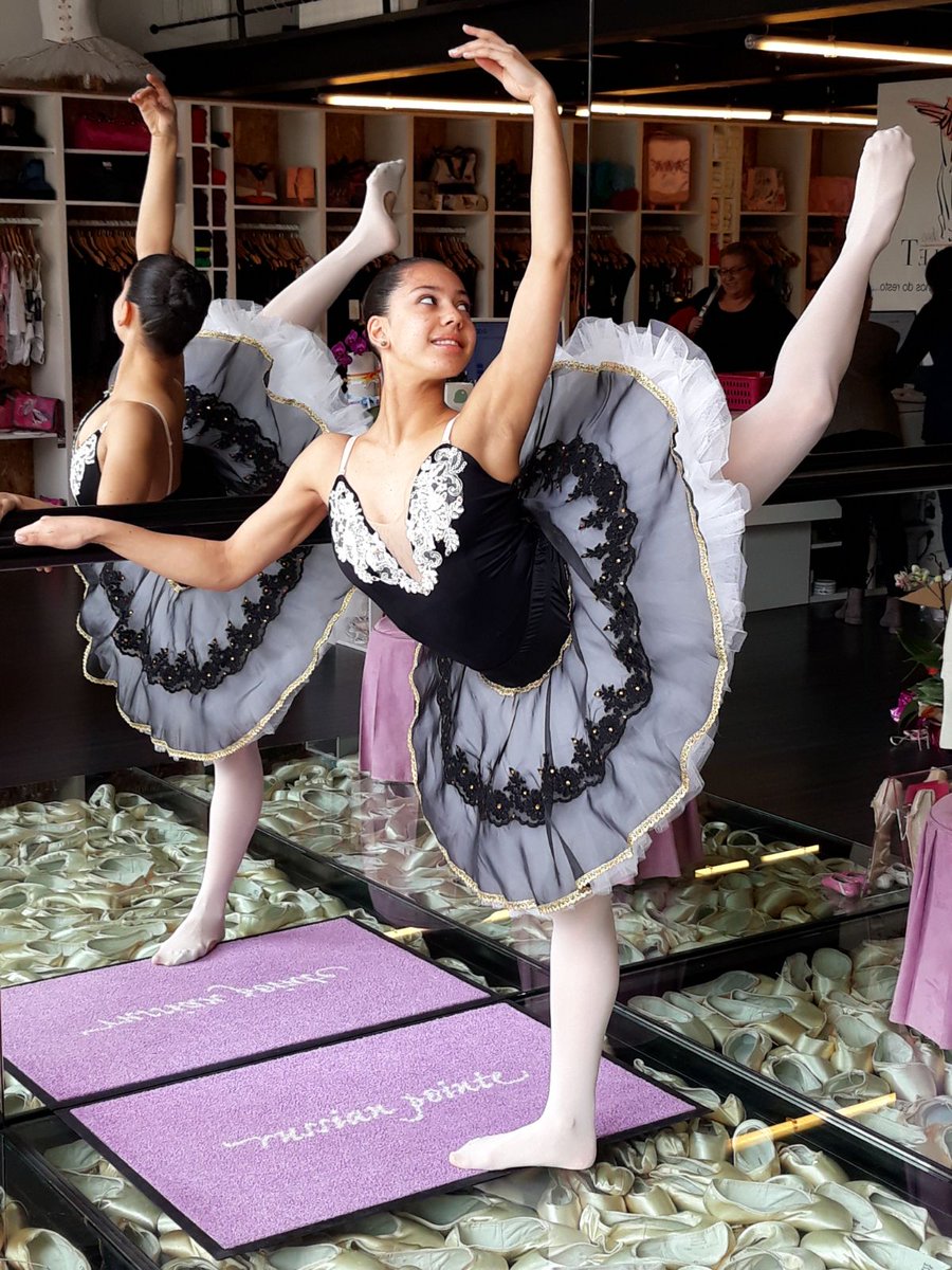 laucoppelia's tweet photo. fato do mascarade e publicidad de balletshop https://t.co/k3svhSy6nN