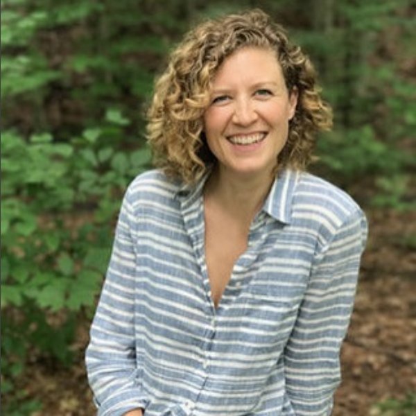 Meet @emmafrisch. She’s co-founder of Firelight Camps. She is also a marketer, adventurer, mother, fire-maker and amongst other things, an amazing outdoor chef. Check out our special interview and find out how her passions came together in her new cookbook Feast By Firelight.