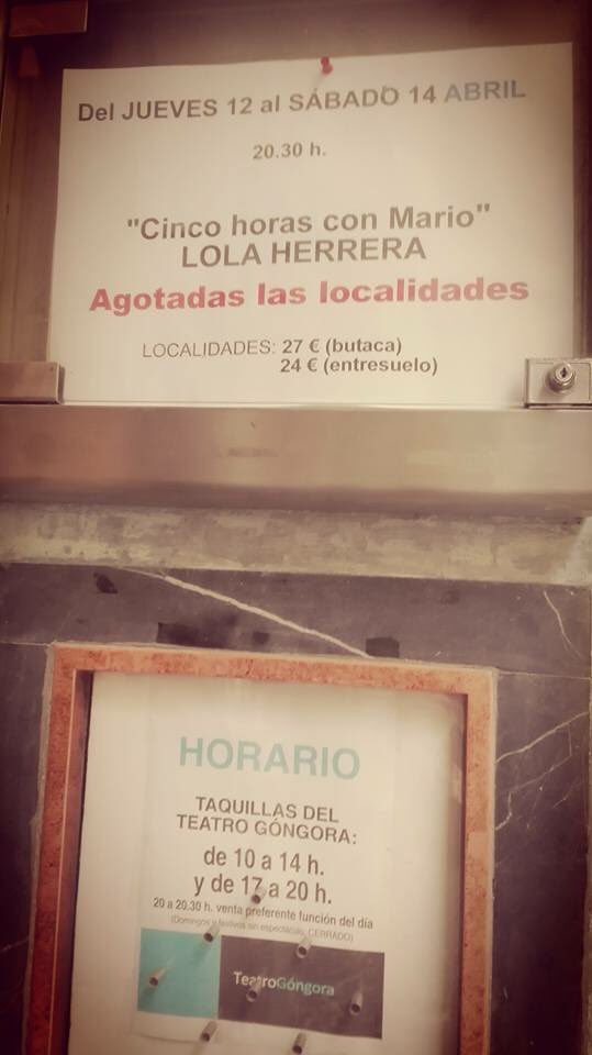 JCimarro's tweet photo. Así empieza la gira de “ Cinco horas con Mario” en Cordoba . Colgando cartel de no hay localidades todas las funciones https://t.co/tpAcquFqWh