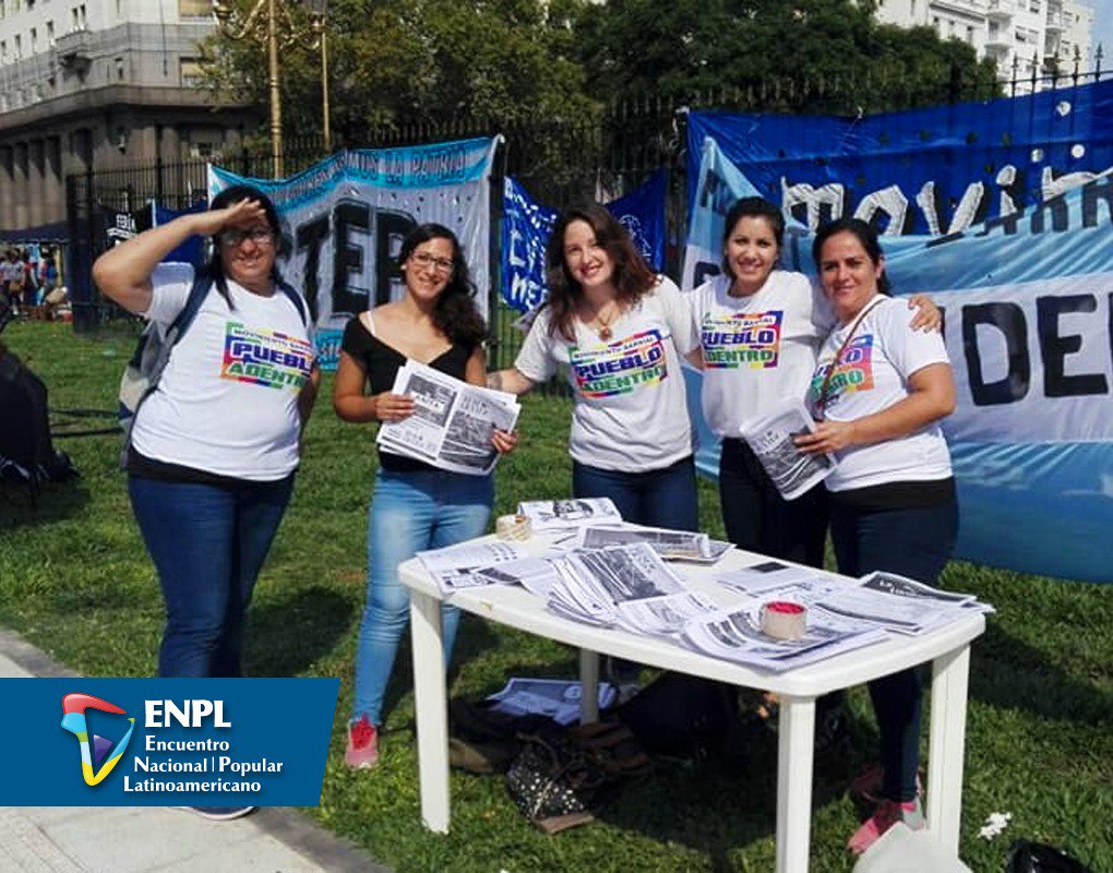 ENPLEncuentro's tweet photo. #PuebloAdentro #CTEP

Ayer se vivió el GRAN FERIAZO DE LA CTEP en la Plaza de los Dos Congresos.

Fue un gran momento donde compartimos con productores y cooperativistas de la economía popular.
¡NO AL AJUSTE!
¡SI AL TRABAJO!
¡SI A LA ECONOMÍA POPULAR!
¡SI A LA ORGANIZACIÓN! https://t.co/OQtloIy76z