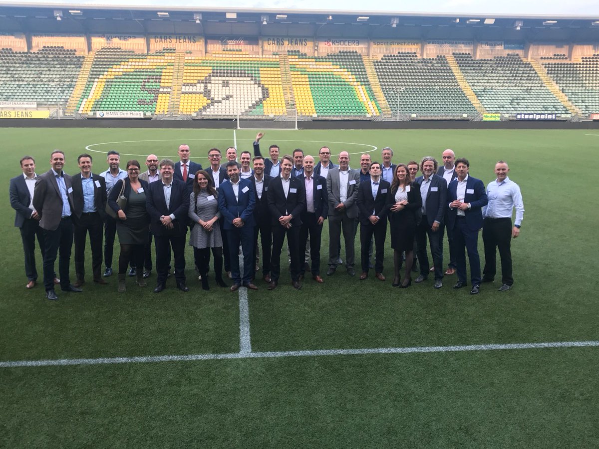 De bijeenkomst bij <a href="/ADODenHaag/">ADO Den Haag</a> eindigt met een groepsfoto op veld.