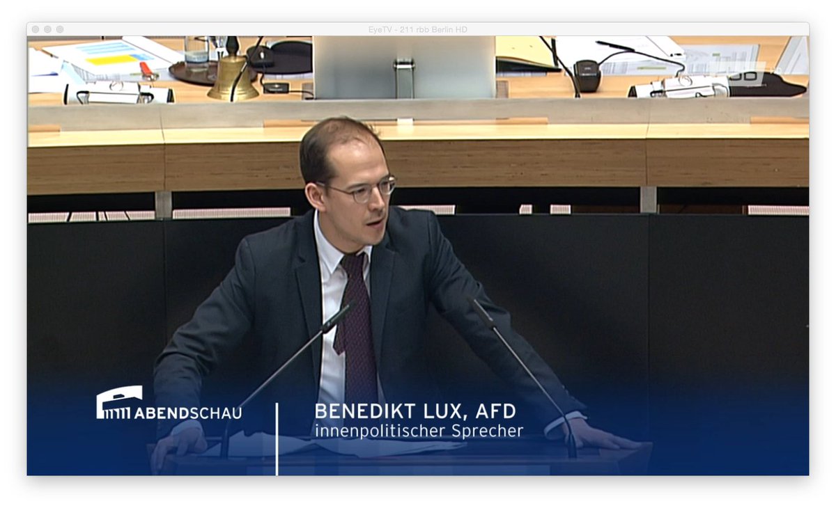 RDiesterhft's tweet photo. Der @bene_lux hat bei der @rbbabendschau eine dolle neue Parteiorientierung.
#AfD #Gruene https://t.co/AwNL87BHW9