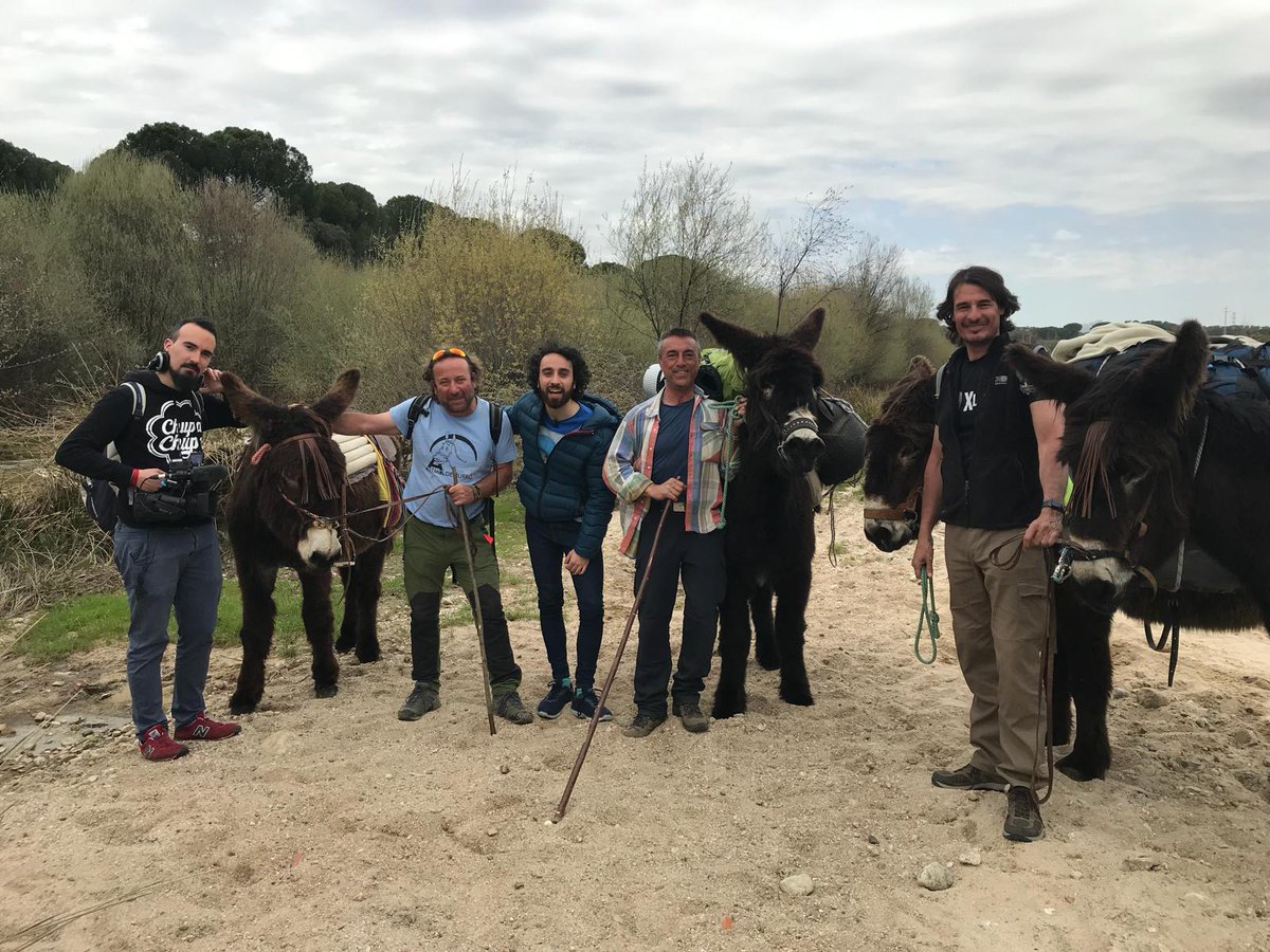 MadridDirecto's tweet photo. Cuatro amigos recorren la sierra madrileña en burro.
@RafaRodrigoZ les ha acompañado en su viaje.
#MD145 https://t.co/pDpnCi2WUg