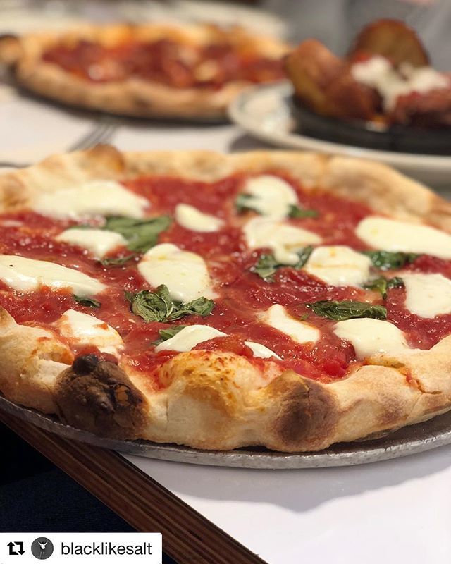Margherita DOP on point with San Marzano 🍅, Double 8 mozzarella di 🐃, basil 🌿, sea salt, and extra virgin olive oil
📸: @blacklikesalt ift.tt/2HwWAjF