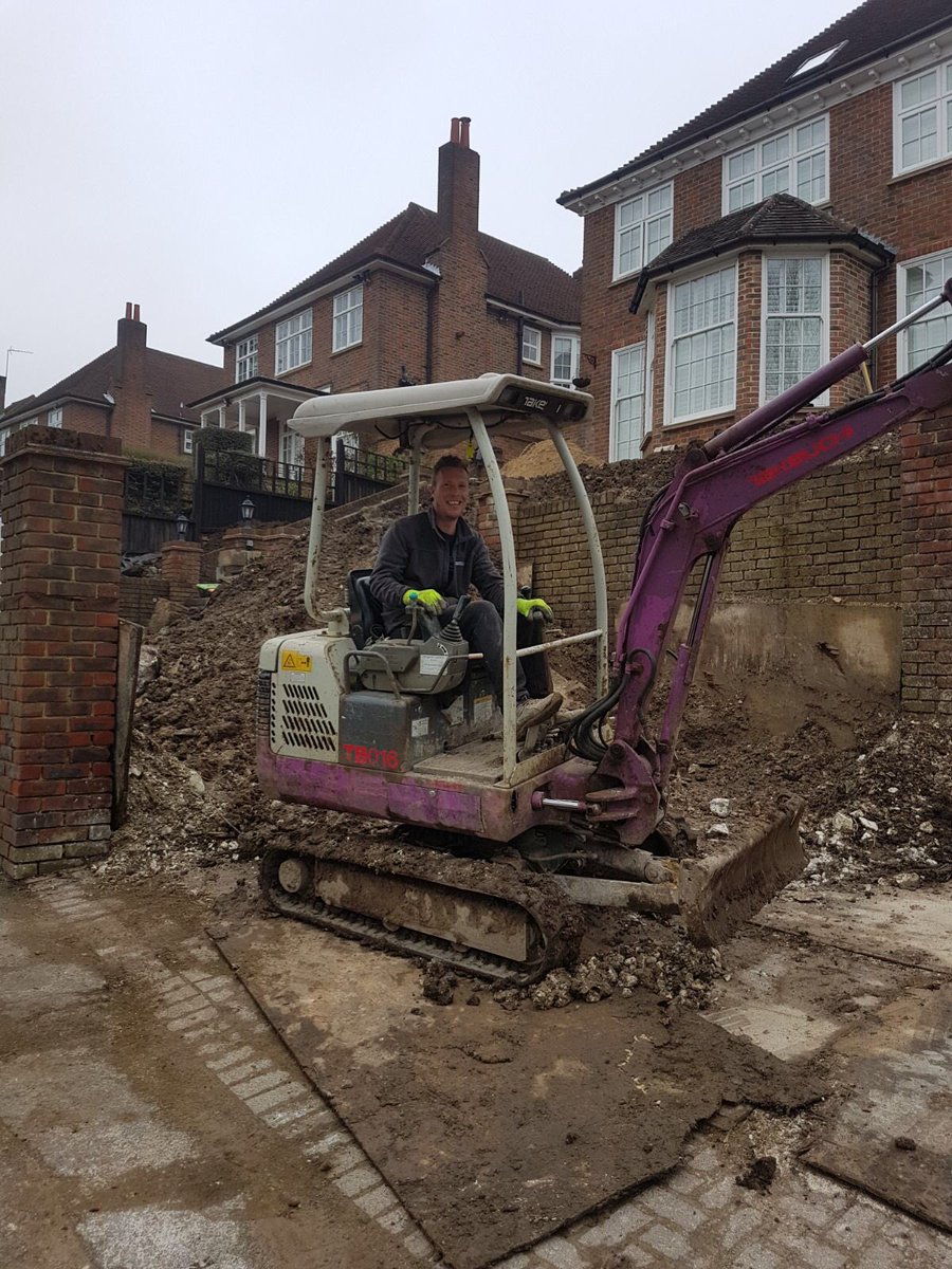 CompanyPaving's tweet photo. After 3.5 months finally able to get the digger to another job a bit hairy getting it down the drop #ballsofsteel #gettingtotheend @MarshallsReg https://t.co/HjEsmd4kw0