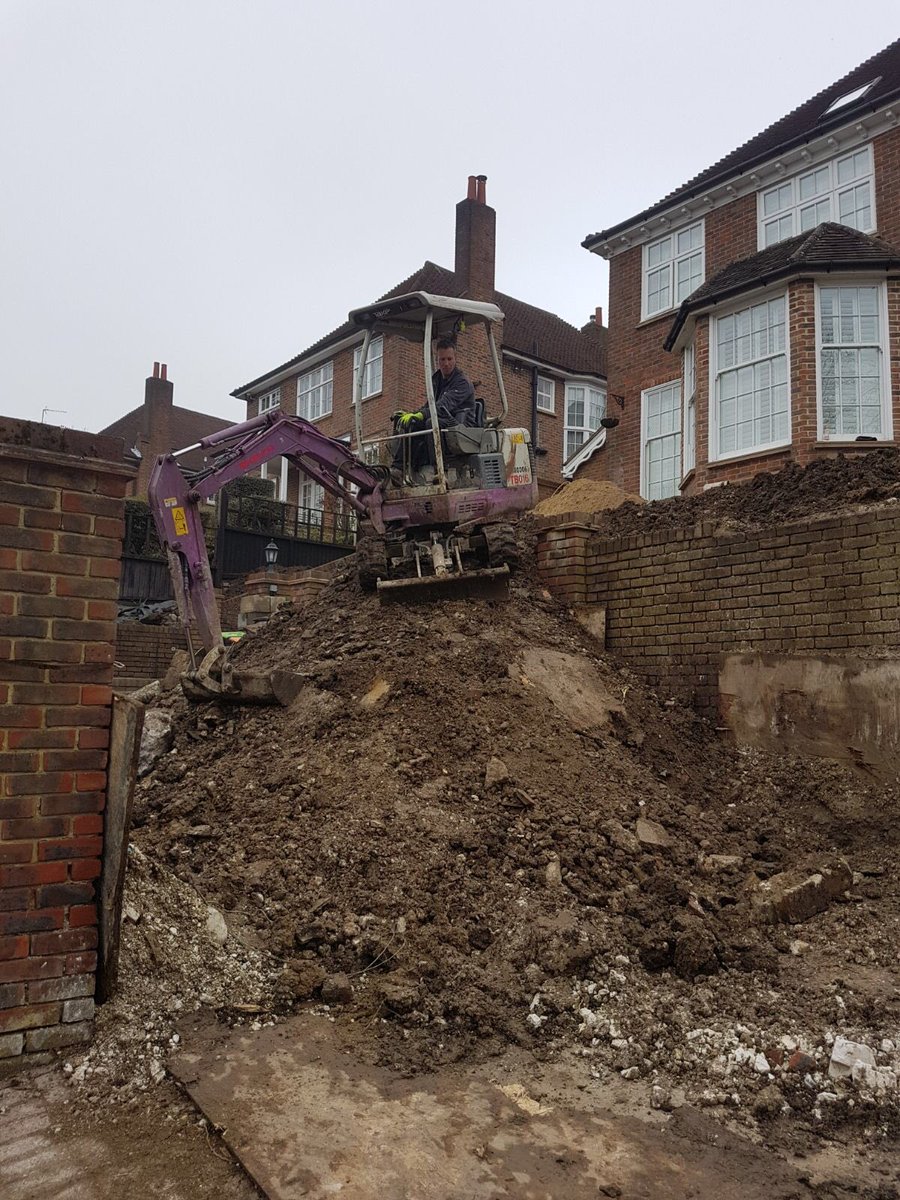 CompanyPaving's tweet photo. After 3.5 months finally able to get the digger to another job a bit hairy getting it down the drop #ballsofsteel #gettingtotheend @MarshallsReg https://t.co/HjEsmd4kw0