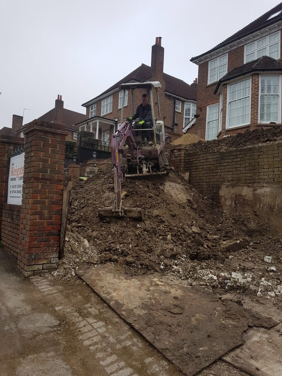 CompanyPaving's tweet photo. After 3.5 months finally able to get the digger to another job a bit hairy getting it down the drop #ballsofsteel #gettingtotheend @MarshallsReg https://t.co/HjEsmd4kw0