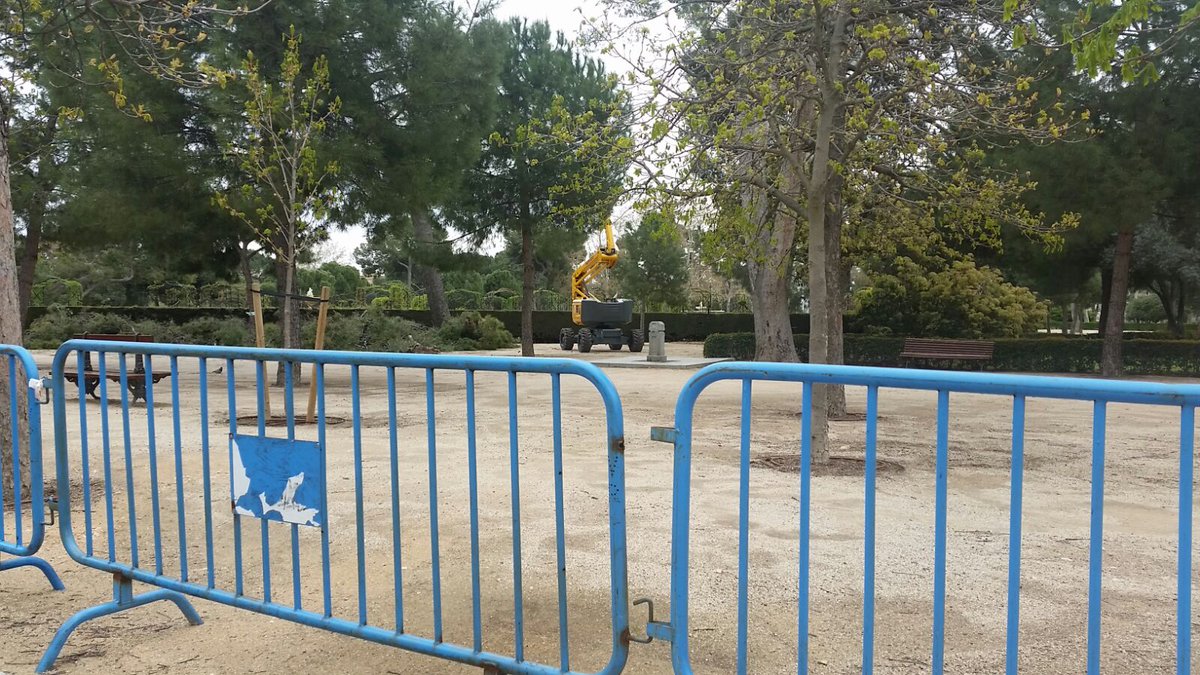 MadridDirecto's tweet photo. Hay zonas del Retiro que aún están clausuradas pero la gente no respeta las zonas acotadas.
@JorgeLimia lo ha podido comprobar.
#MD145 https://t.co/TPM6wOLOrF