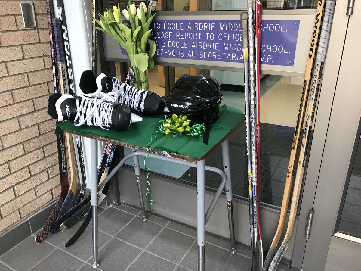 KDMcGillivray's tweet photo. So proud of our #STEAM team and their mix of #science and #art. Their idea to paint w/chalk for #PrayForHumboldt. @EAMS8 is also showing support today by wearing #JerseyForHumboldt and #StrazStrong hats. @rvsed #rvsed https://t.co/uQ8WeMw5hM